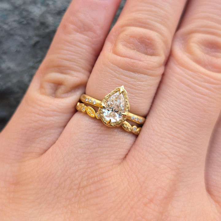 Diamond Oval & Circle Gold Band - "Starstruck"