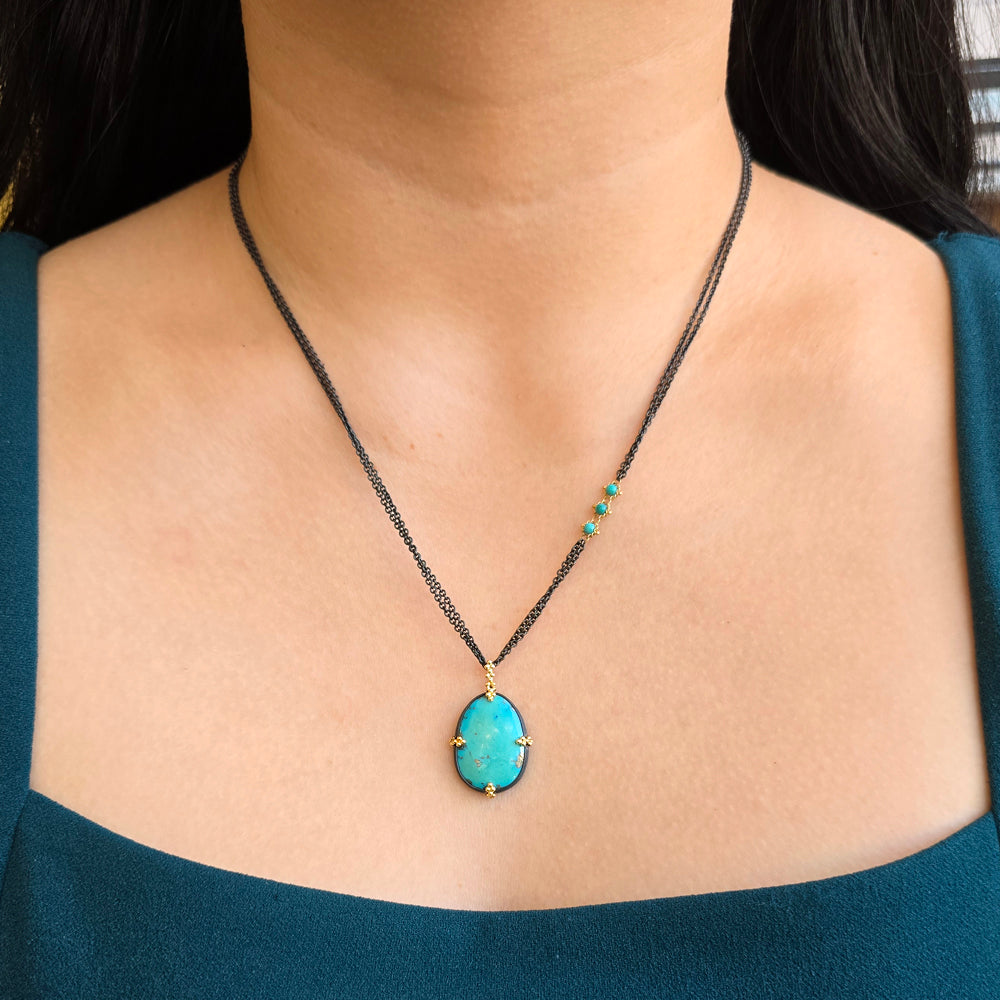 Woman wearing Red Mountain turquoise necklace by Amáli from Alara Jewelry