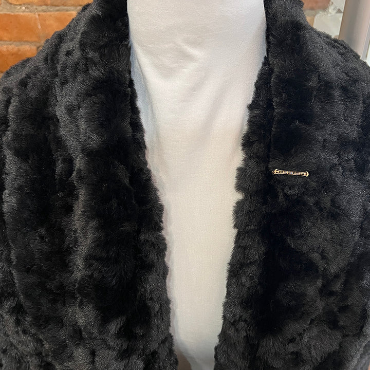 Yellow Gold & Blue Stone Filigree Pin