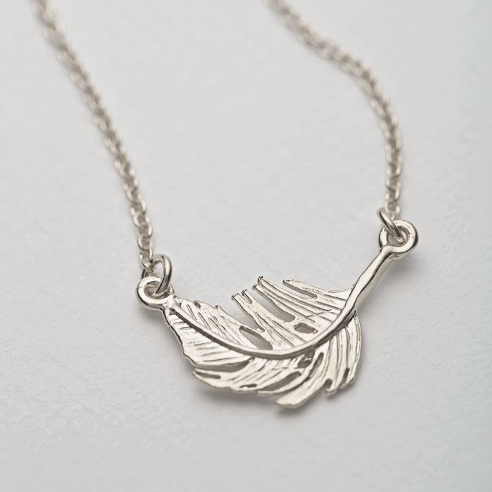 Delicate feather chain necklace with adjustable length