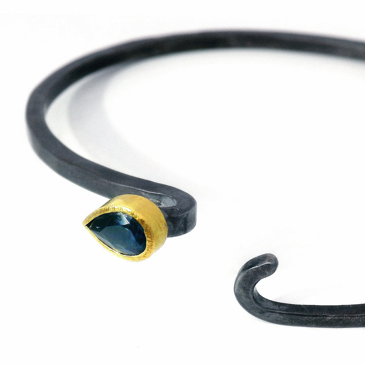Pear-shaped sapphire bracelet with spring hook closure and brushed silver finish